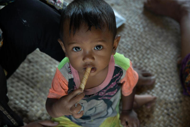 Un niño come un alimento fortificado hecho a base de pescado en Siem Reap, Camboya.Foto: WFP/Arete/Cesar Lopez