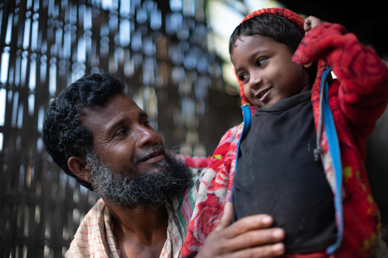 Toslim Uddin y su hijo en Bangladesh. Foto: WFP/Mehedi Rahman