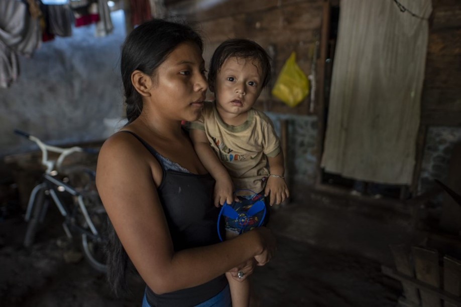 Ricardo, a member of the Health and Nutrition Brigades, evaluates young Dilan Nolasco and gives his mother Esmeralda some nutritional advise.  