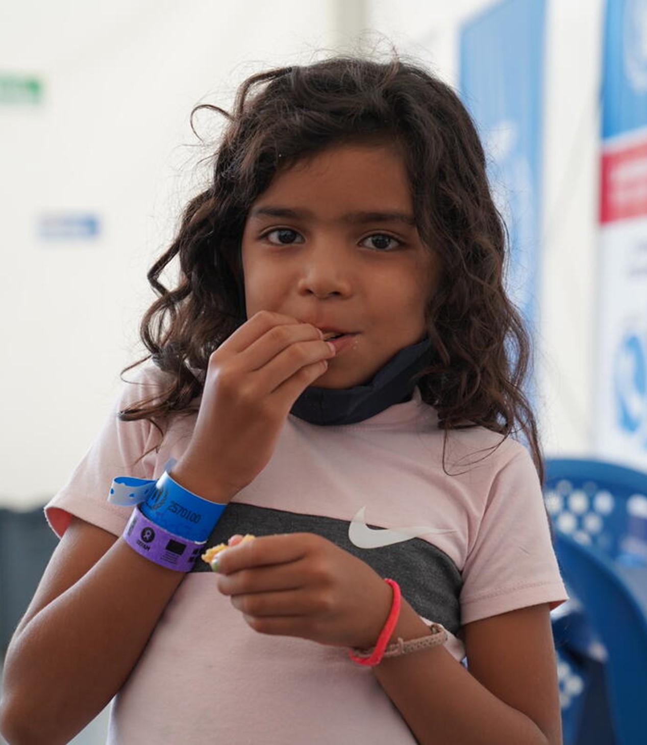 Little migrant in-transit girl eating her food ration at the food tent in the Los Patios Sanitary Assistance Centre where WFP provides food kits for this population. 