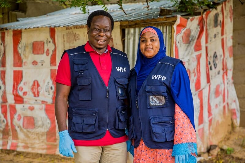 Emmanuel Bimba, oficial de políticas de programas del WFP, y Habiba Ibrahim, asistente de seguimiento del WFP, sobre el terreno en el estado de Yobe. ©Damilola Onafuwa