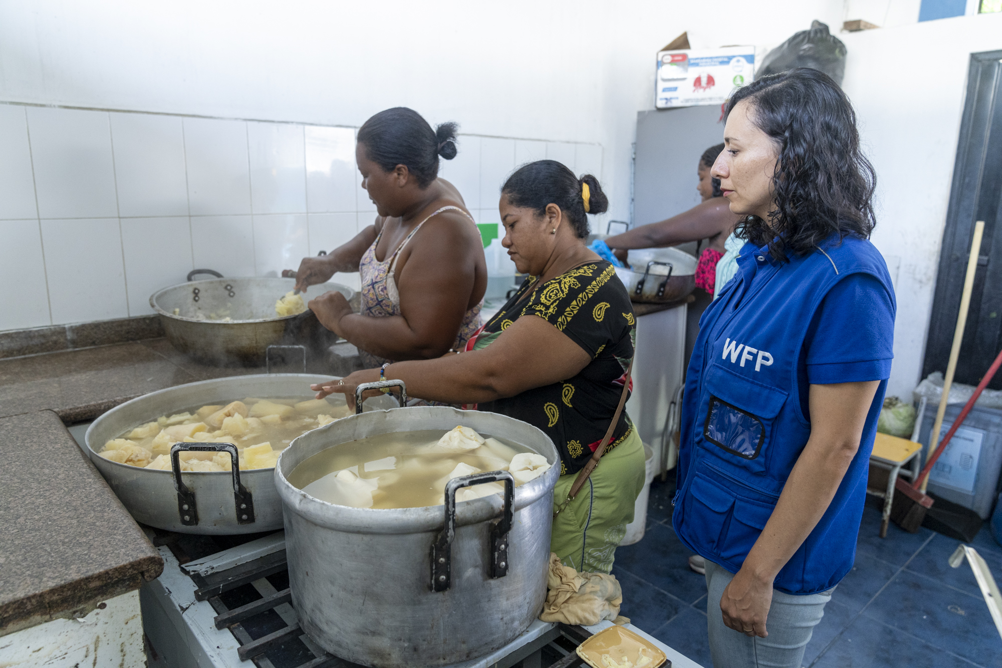 Damnificadas por las inundaciones preparan alimentos en uno de los seis albergues que reciben asistencia alimentaria del WFP.  Foto: WFP/Esteban Barrera