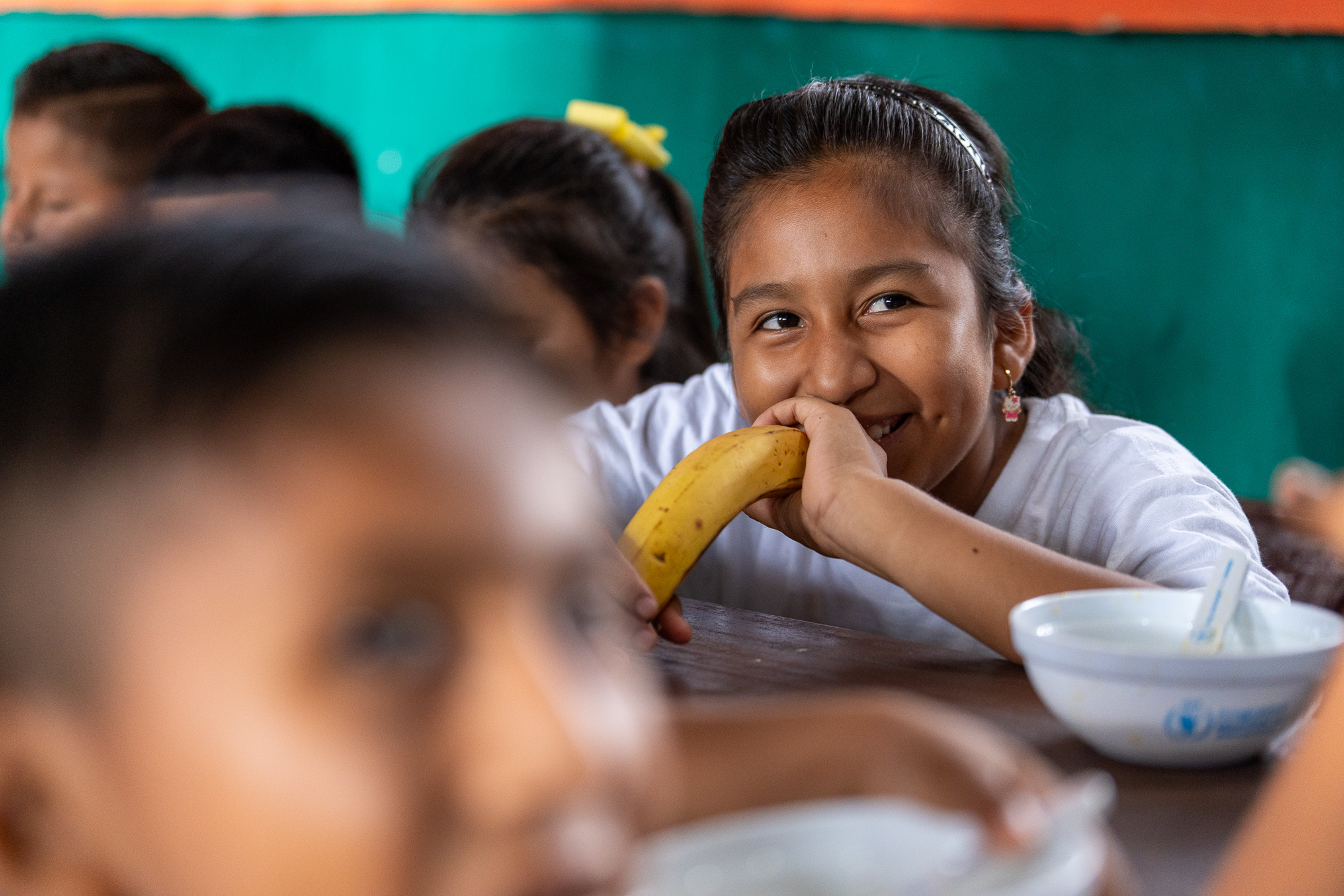 Una estudiante come su comida escolar en una escuela rural del Ecuador. Foto: WFP/Esteban Barrera