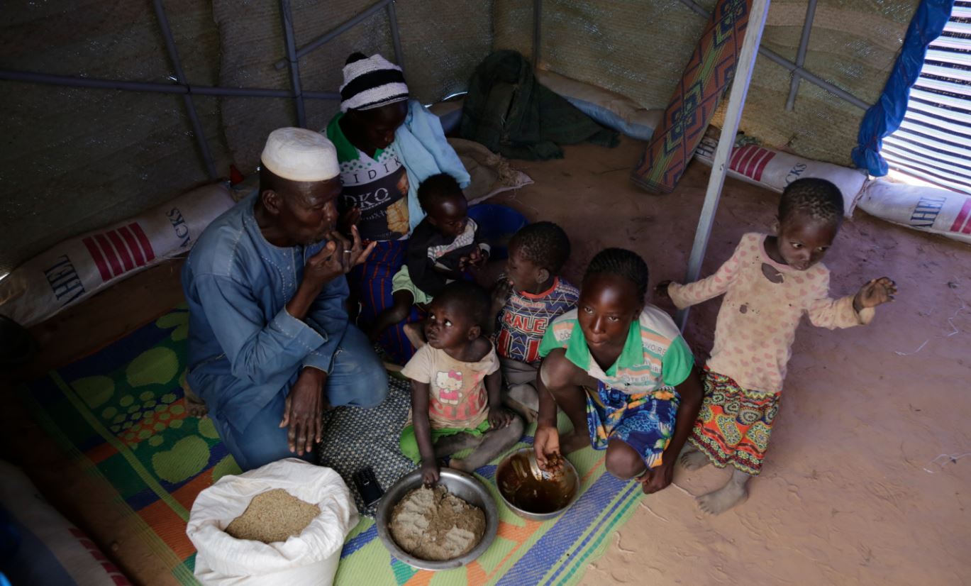 Una familia desplazada en Burkina Faso, que ahora vive en un campamento en Pissila, una ciudad al norte de la capital, Ouagadougou.