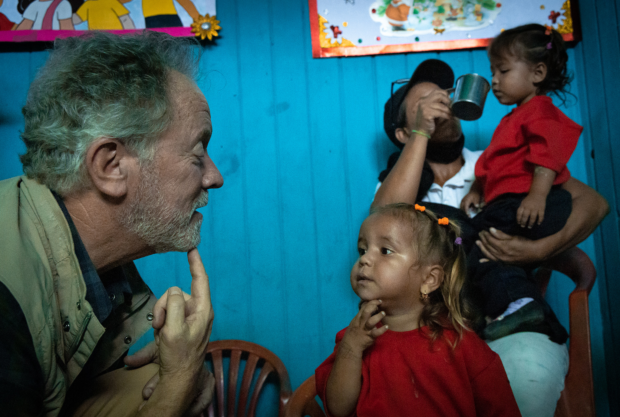 El Director Ejecutivo del WFP, David Beasley, y una niña de seis años se tocan la barbilla a la vez mientras juegan en una casa en Araya, Venezuela. 