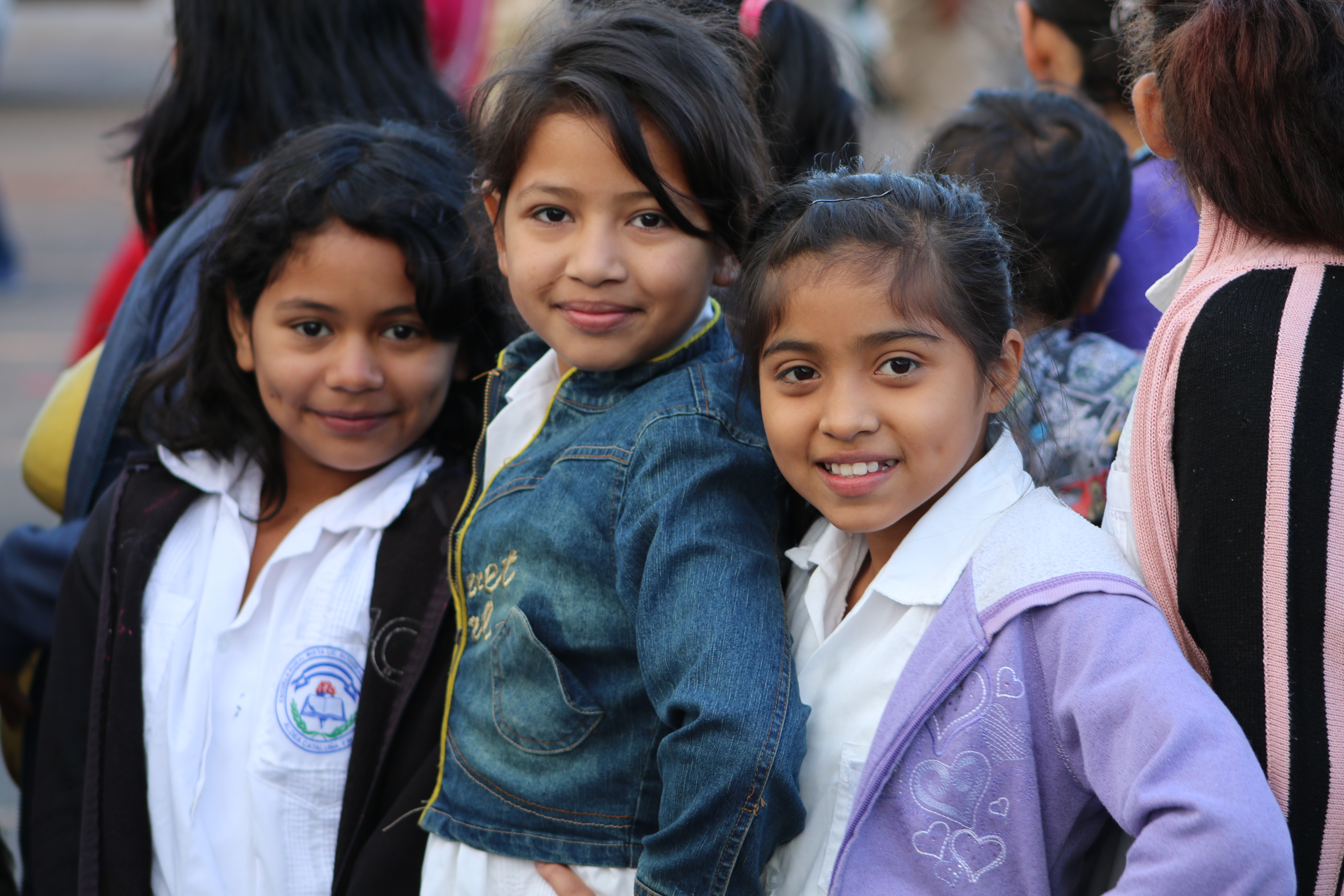 Tres niñas hondureñas en la escuela