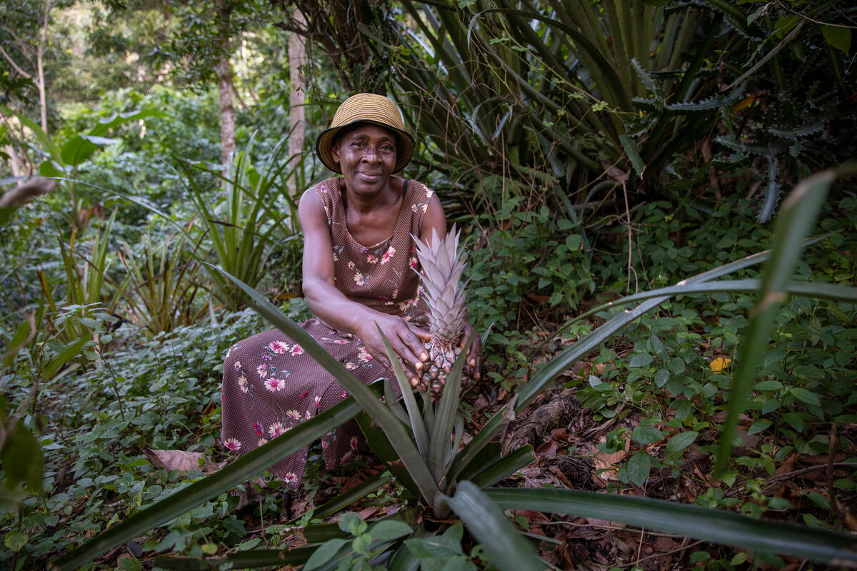 Rose Adnie, es una madre haitiana que vive con sus tres hijos y dos nietos, quienes son afectados por el aumento del precio de los alimentos y la variabilidad del clima. Ella es parte de un proyecto para crear medios de vida para personas afectadas por la crisis climática. Foto: WFP/Theresa Piorr