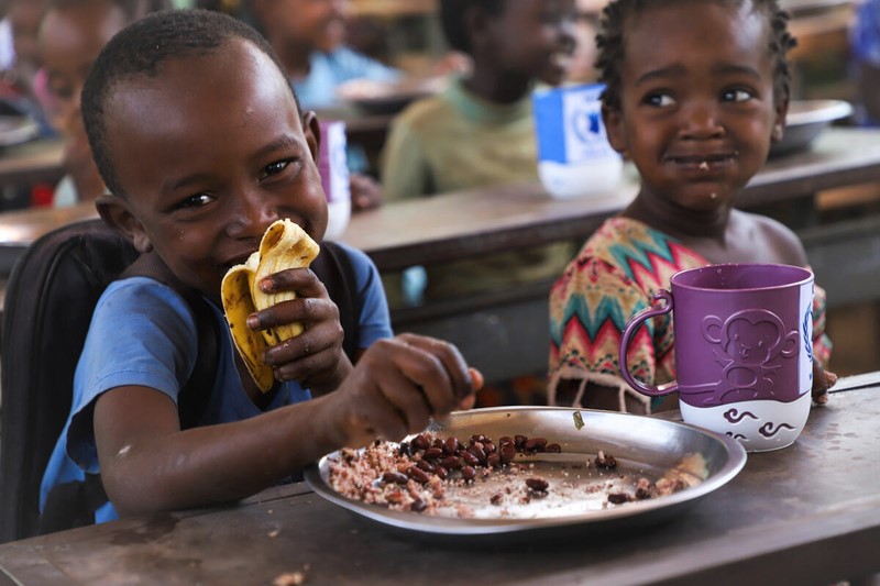Los estudiantes comen su almuerzo en la escuela primaria de Alduba como parte de los programas de alimentación escolar del WFP en la zona sur de Omo en Etiopía.