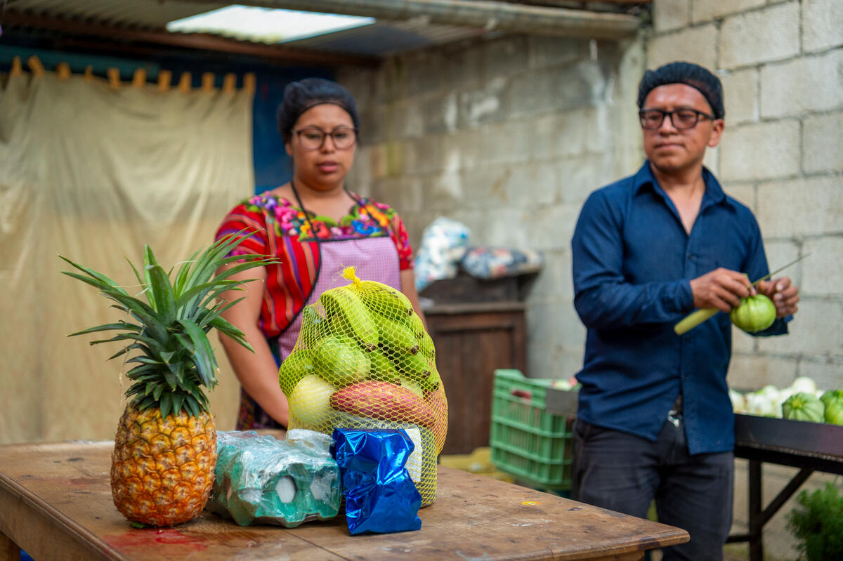 Heydi y su esposo Álvaro empacan alimentos frescos y nutritivos en su casa en el departamento de Chimaltenango, Guatemala.