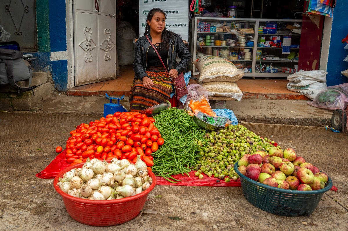 Vendedora de vegetales frescos en Guatemala. Foto: WFP/Giulio D'adamo