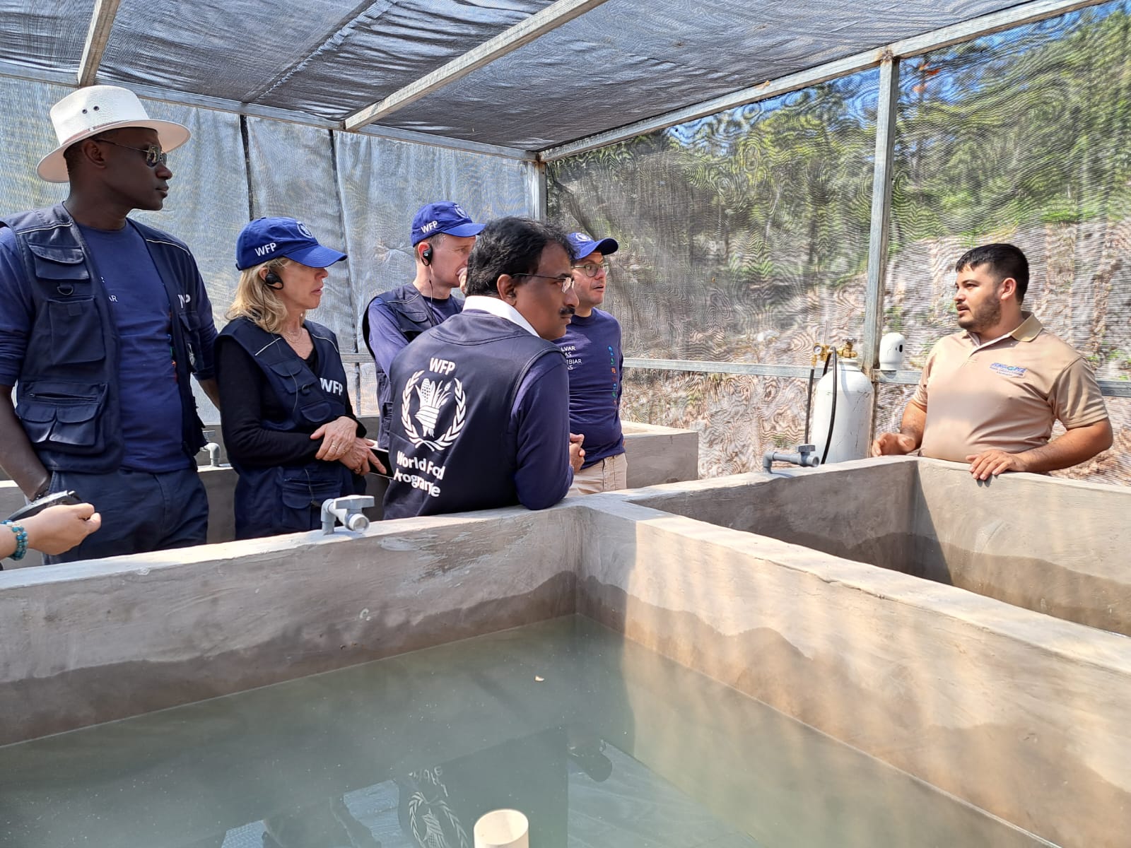 Miembros de la Junta Ejecutiva de WFP conocen el funcionamiento de un estanque de tilapias en Honduras. Foto: WFP/Hetze Tosta