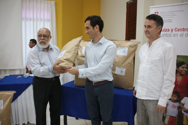 Nicaragua recibe leche de Suiza para la merienda de los niños en las escuelas