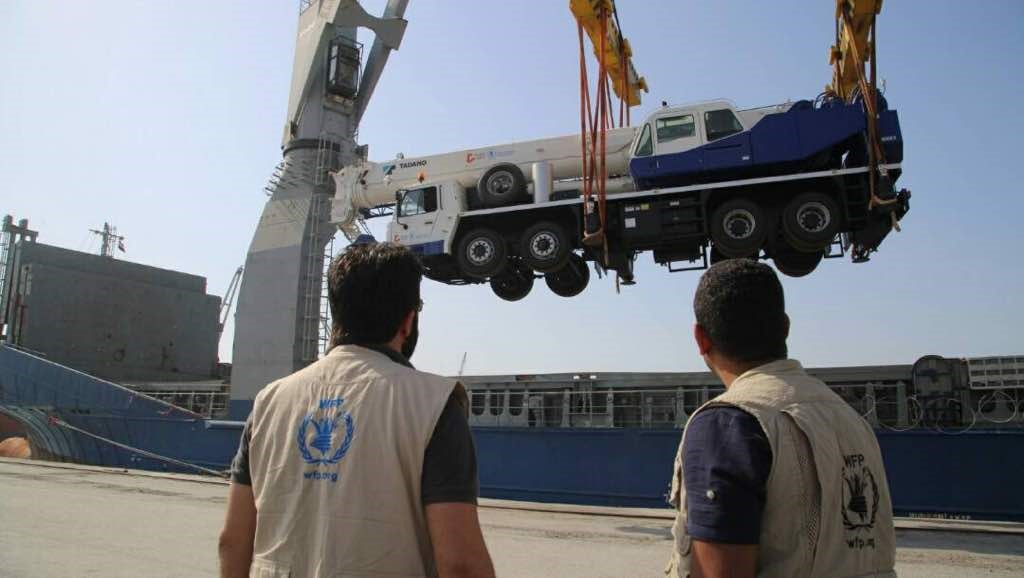 Cuatro grúas móviles llegan al mayor puerto del Mar Rojo en Yemen