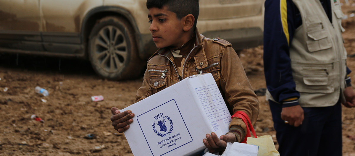 Niño recibiendo ayuda de WFP