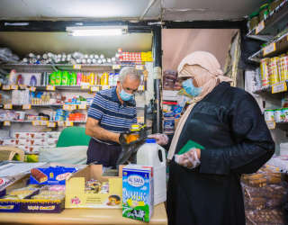 Falha en su tienda local: una de las 135 personas que participan en el programa de transferencias de efectivo del WFP en toda la Ribera Occidental. Foto: WFP/Elias Halabi