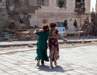La Ciudad Vieja de Mokha en la costa oeste de Yemen, gravemente dañada por ataques aéreos. Foto: WFP/Annabel Symington