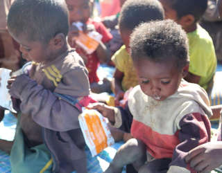 Niños con bajo peso y desnutridos reciben tratamiento en un centro de nutrición en el distrito de Ambovombe. Foto: WFP/Shelley Thakral