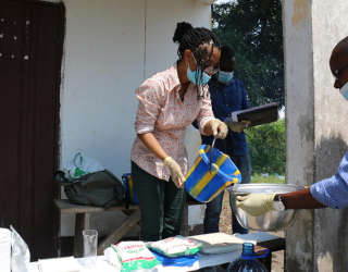 Louise Abayomi, investigadora sénior (poscosecha), Departamento de Alimentos y Mercados, prepara fufu para muestrearlo y le explica al equipo congoleño cómo dosificar la cantidad correcta de harina, agua y nutrientes. Foto: WFP/Alice Rahmoun