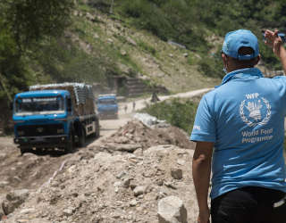 El oxígeno líquido donado por el gobierno chino fue traído a Katmandú desde el puerto fronterizo de Tatopani, en la frontera entre Nepal y China, transportado en camiones a los hospitales de Katmandú. Foto: WFP/Srawan Shrestha