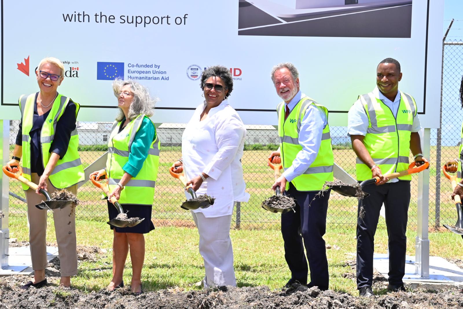 La primer ministra de Barbados, Mia Mottley, y el Director Ejecutivo del WFP, David Beasley, participan de la colocación de la pirmera piedra del hub logístico en Barbados.