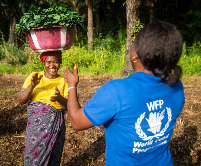 Una agricultora de Sierra Leona cultiva hortalizas para un programa de alimentación escolar local. Foto: WFP