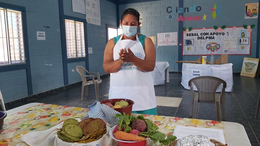 Voluntaria ayuda a combatir la malnutrición en Honduras