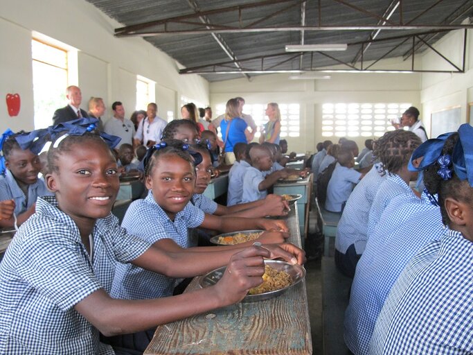 Haití: 43.000 niños recibirán comidas escolares preparadas con productos comprados a pequeños agricultores