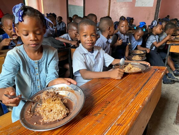 La pandemia compromete los avances históricos logrados en el acceso de los niños y las niñas a las comidas escolares