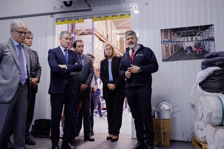 El Ministro español de Exteriores comprueba cómo el centro logístico de WFP en Las Palmas contribuye a una respuesta más rápida ante emergencias