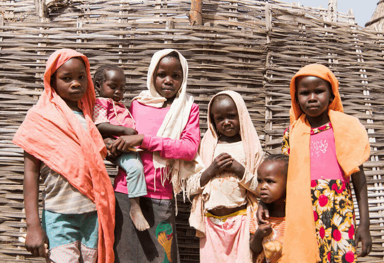 Un grupo de niños afectados por el hambre en Sudán