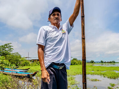 Un vecino de Los Espinos (Ecuador) de pie sobre una canoa utilizada para transportar personas, ya que la comunidad se ha visto afectada por las fuertes lluvias. WFP/Gonzalo Ruiz