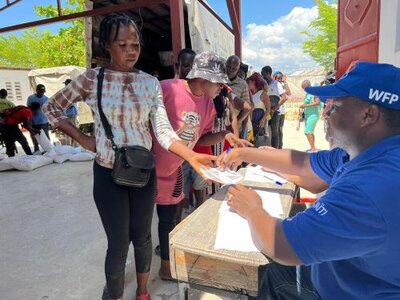 Una mujer recibe asistencia en Haití