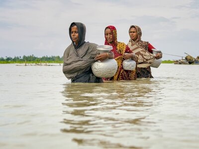 Tres mujeres caminar en un río