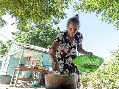 Mujer cocina al aire libre 