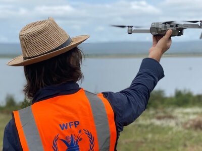 Personal del WFP sosteniendo un dron