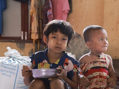 Una familia del municipio de Sittwe, en el estado de Rakhine, disfruta de un almuerzo gracias a la ayuda alimentaria proporcionada por WFP inmediatamente después del ciclón Mocha.