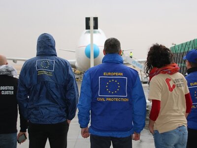 Foto: WFP/Photolibrary Un grupo de personas en una pista de aterrizaje.