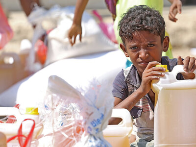 niño con aceite vegetal