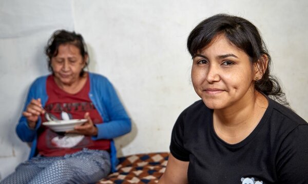 Mirtha Josefina Landaeta, madre de Keyla, come un plato servido por su hija.