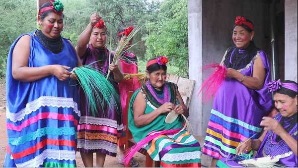 Mujeres guaraníes tejen sus artesanías en Tentaguasu, Bolivia.