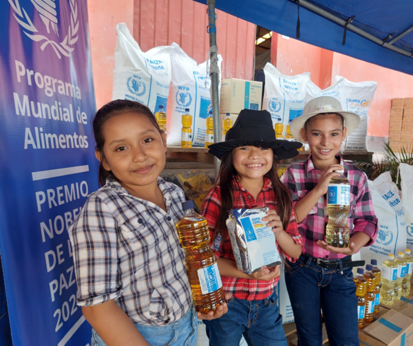 Niñas nicaragüenses beneficiadas de la merienda escolar