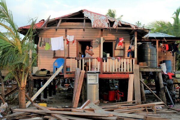 Madre e hijo nicaragüenses afectados por las tormentas