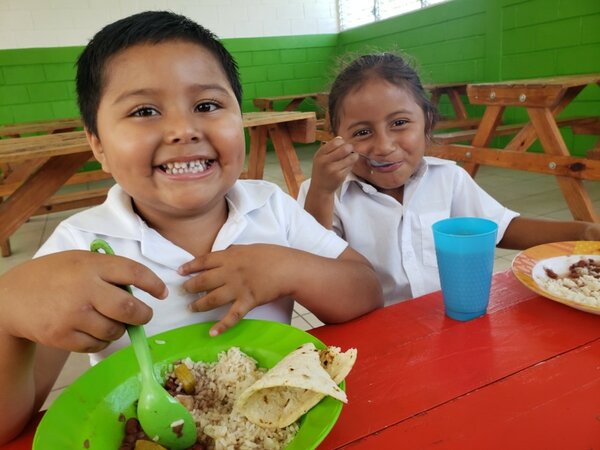 Niños nicaragüenses beneficiados con la merienda escolar