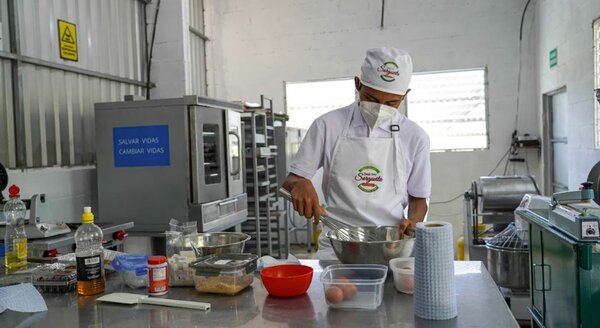 Carlos durante la preparación de la panadería. 