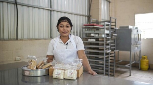 Mayra, una de las líderes de Sorgovita, sonríe orgullosa en la planta de producción