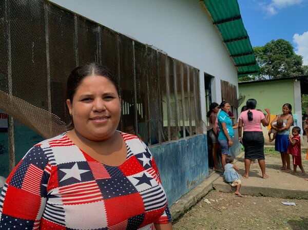 Maestra warao en la entrada de su aula de clases en el estado Delta Amacuro, Venezuela