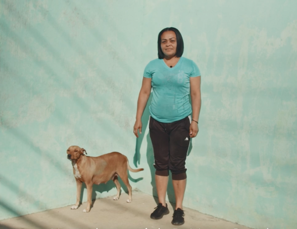 Katiuska junto a Preciosa María, la mascota de Deirimar.