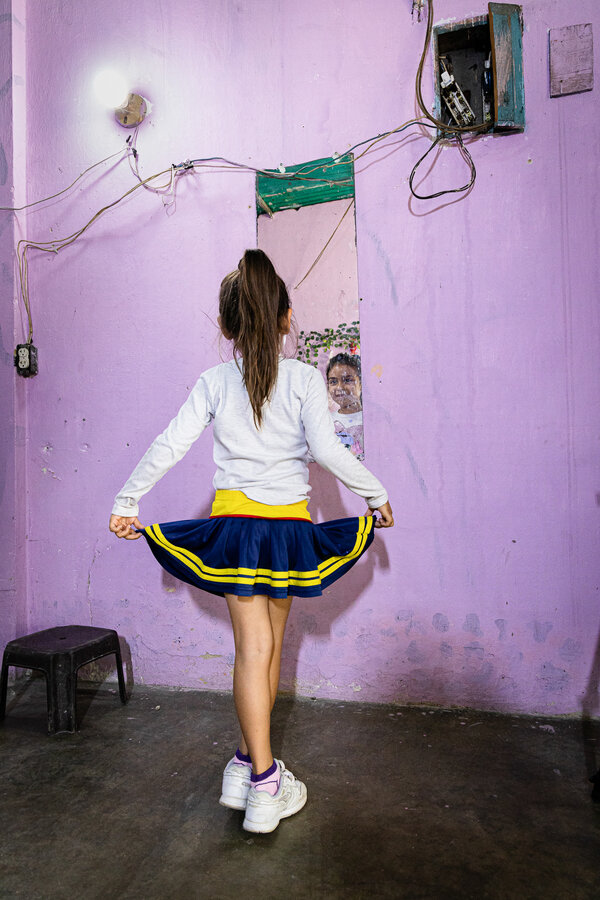 Charlotte Caceres practica frente al espejo los pasos de ballet que ha aprendido sola, con videos en Internet. Foto: WFP/Marianela Gonzalez 