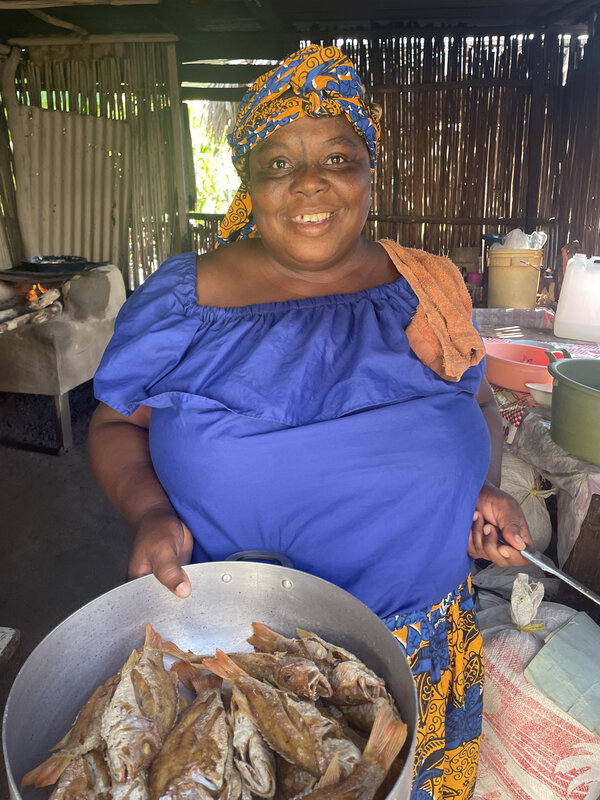 Mujer garífuna prepara pescado