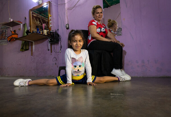 Frangil Caceres y su hija, Charlotte, beneficiaria del programa de comidas escolares de WFP en Barinas, Venezuela. Foto: WFP/Marianela Gonzalez 